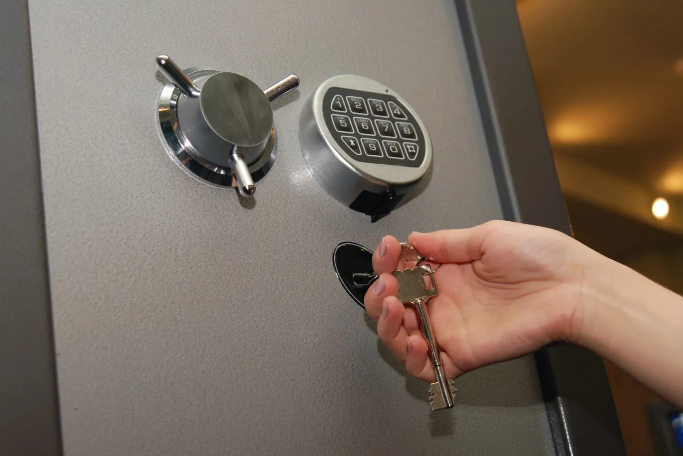 Serrure haute sûreté à code sur une porte blindée et trousseau de clés — spécialité Fichet et Bricard dans le quartier Louvre à Paris 1er